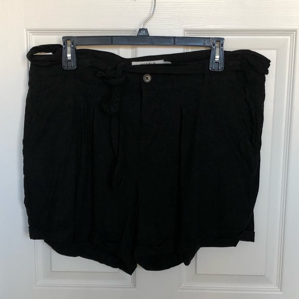 Torrid Tie front mid short